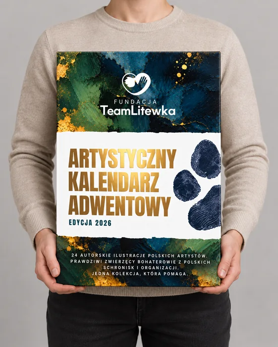 Pudełko Artystycznego Kalendarza Adwentowego 2026 w dłoniach — duży, prezentowy format